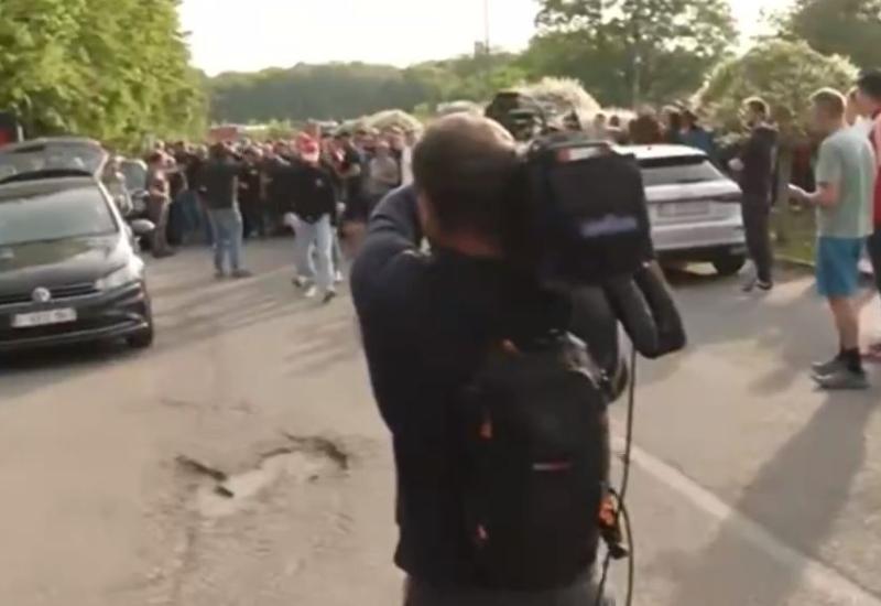 VIDEO I Nezadovoljni navijači Standarda spriječili odlazak igrača na utakmicu 